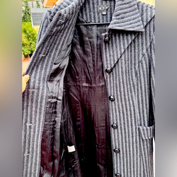 Vintage 80% Wool Striped Long Coat – Elegant Embroidered Detail - Picture 6 of 7
